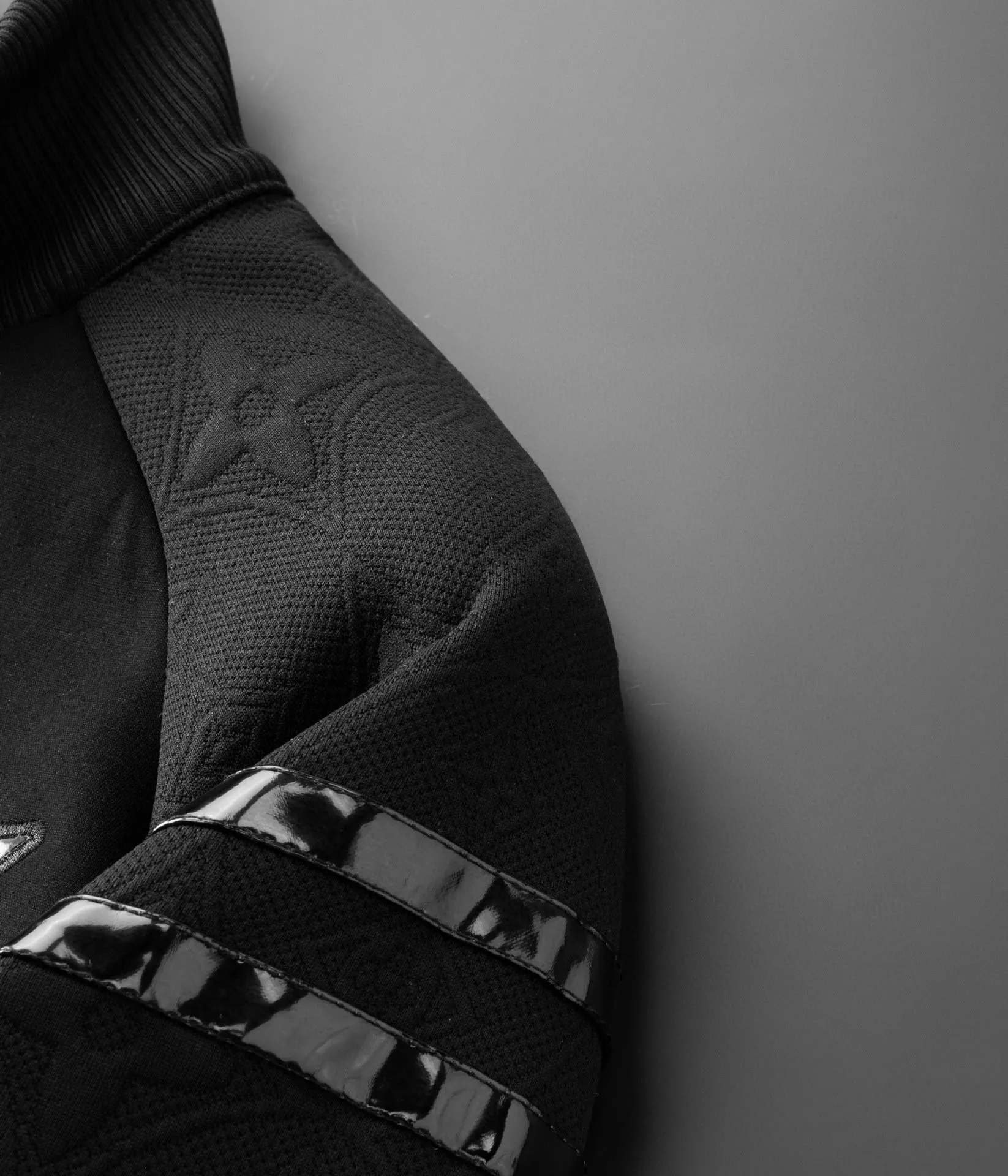 🅿️620 [LV Louis Vuitton] hot-selling suit is coming. Focus on the original version of the official website. 2025 new hot-selling cardigan and sweatshirt suit. The original order is the best. 🇭🇰The meticulous work of top designers. It has a fitting and perfect upper body effect. All-natural high-quality Tencel Roman cotton 100%, close-fitting comfort, noble and elegant! Original hardware embodies elegance and nobility! Counter size: M-4XL (up to 190 pounds)